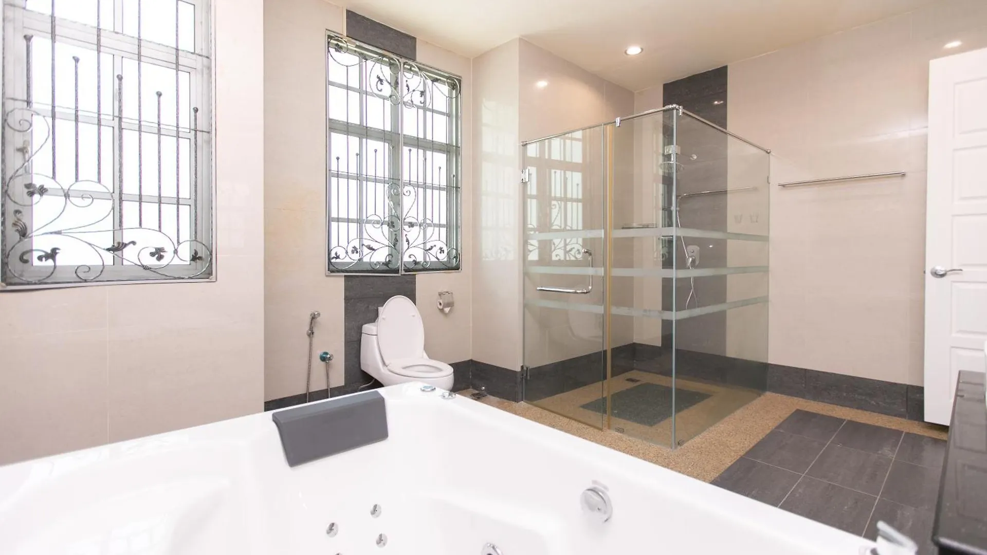 Tanjung Bungah 5Br 18 Bungalow Ktv Villa Tanjung Bungah (Penang)